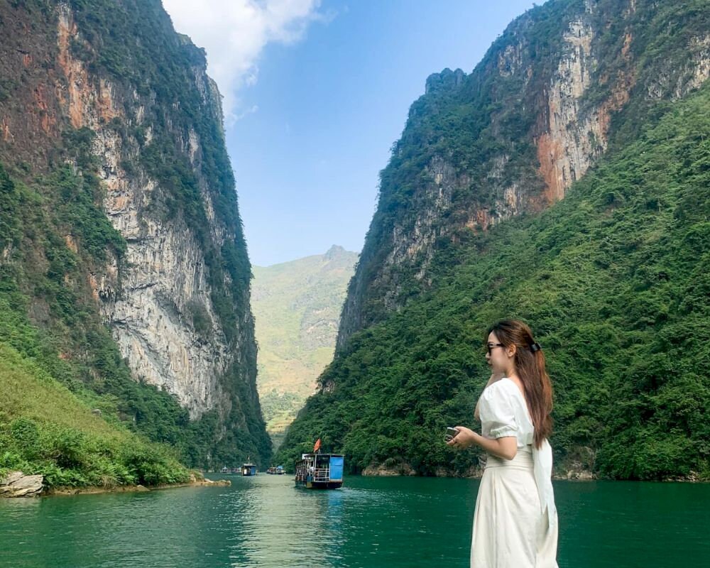Stunningly beautiful photos of tourists when taking a boat along the Nho Que River